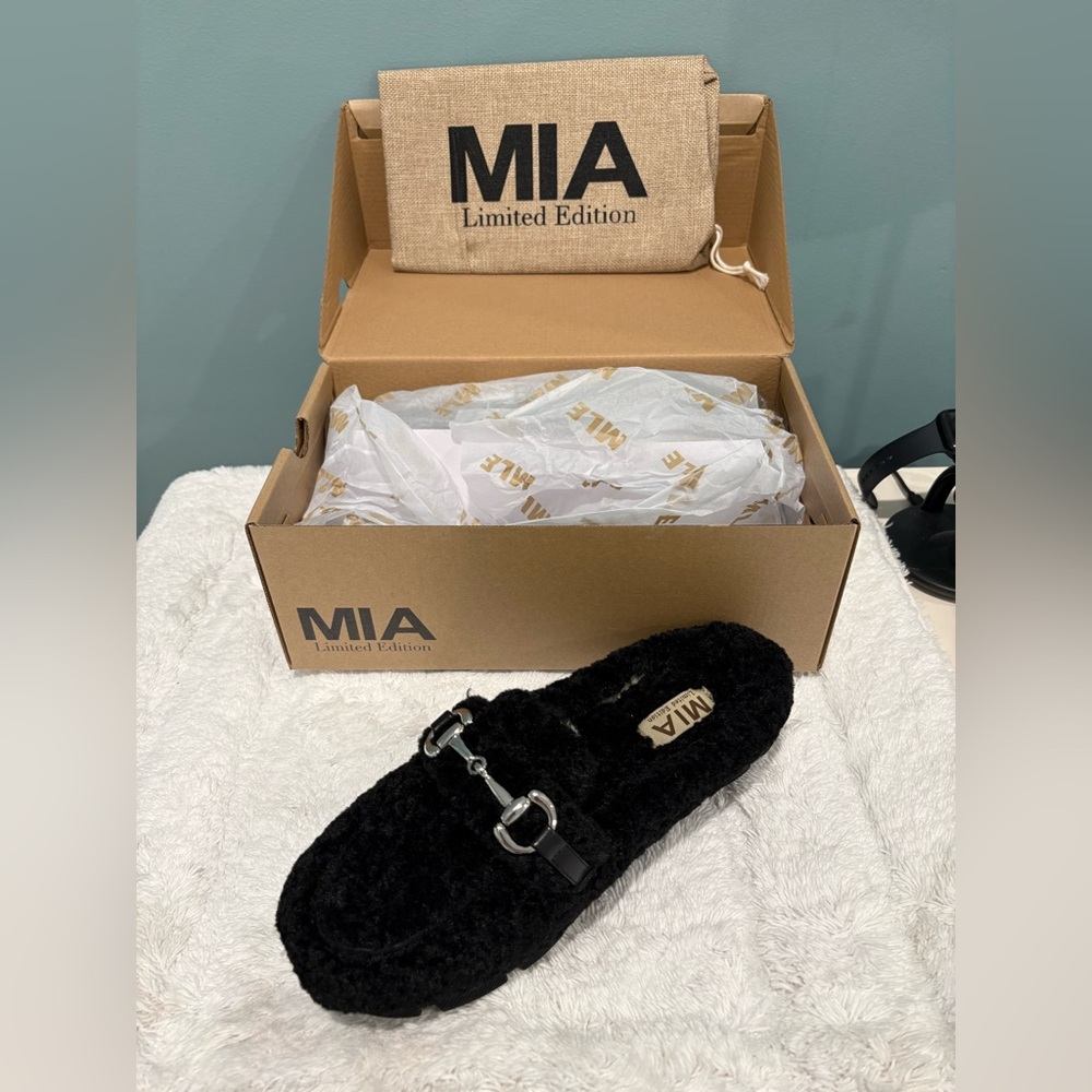 Brand New - MIA COCOA Slip on - BLACK
Size 9